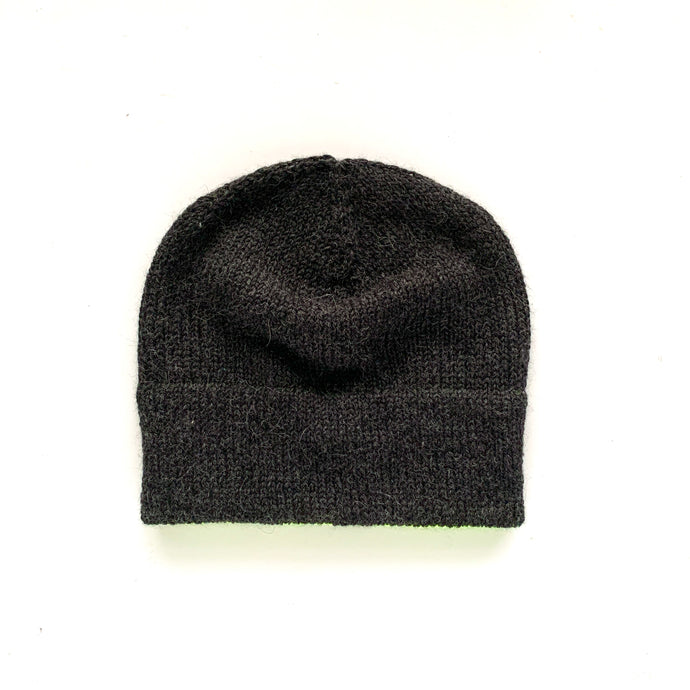 a hidden surprise - a simple beanie in grey | hand knits