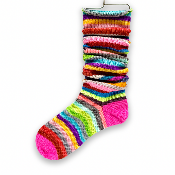 a schitt's creak holiday 2020 self-striping - size womens 8 - 9 | simple knit socks