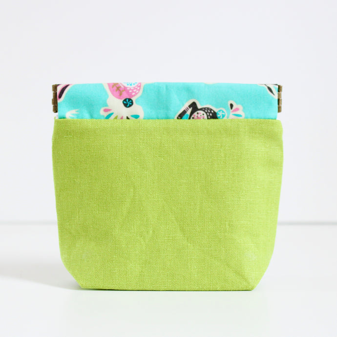 spring green linen | wedge squeeze pouch